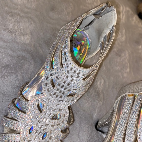 Silver heels - Picture 3 of 3